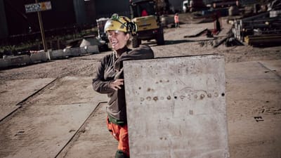 19-&aring;rige Simone Olsen elsker sit job som betonarbejder, som er hendes dr&oslash;mmejob. Men hun kan ikke holde til det fysisk kr&aelig;vende arbejde helt frem til pensionsalderen.  