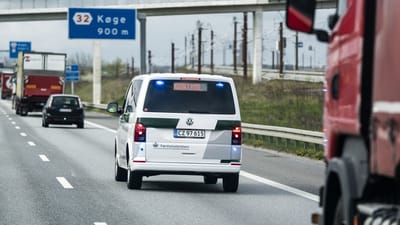 Det er Færdselsstyrelsen, der, bistået af politiet, kontrollerer, om udenlandske chauffører får den rette løn, når de kører i Danmark.