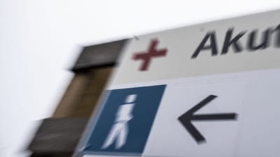 En 46-&aring;rig mand blev klemt i en maskine, som han var ved at reng&oslash;re p&aring; et slagteri.


