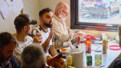 Det skabte stor glæde hos murersvenden Mousa Zare (nr. 2 fra vinduet), da ministeren sidste år meldte om en ændring af reglerne.