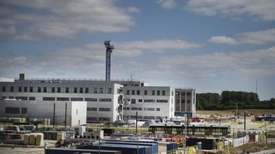 Byggeriet af supersygehuset "Nyt OUH" har v&aelig;ret forsinket flere gange. Det oprindelige afleveringstidspunkt var sat til efter&aring;ret 2023. 