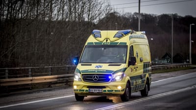 Ambulance, politi og brandvæsen var til stede på mejeri i Jernved, efter en 61-årig mand væltede med en truck.