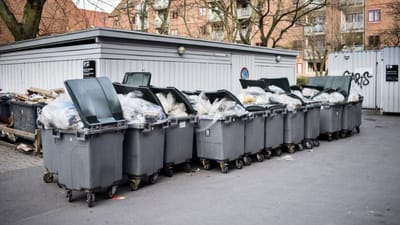 Skraldem&aelig;ndene regner med at f&aring; halvdelen af skraldet i gader og g&aring;rde fjernet i l&oslash;bet&nbsp;af mandag og satser p&aring;, at alt affald er v&aelig;k i l&oslash;bet af onsdag.