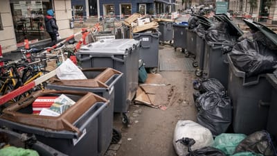  Skraldet n&aring;ede at hobe sig voldsomt op under den overenskomststridige strejke, som her p&aring; N&oslash;rrebro. Det bet&oslash;d en h&aring;rd uge med oprydning for skraldem&aelig;ndene.
