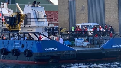 Det var helt lovligt, da 28 russiske byggefolk arbejdede uden danske opholds- og arbejdstilladelser p&aring; vandet ud for R&oslash;dbyhavn, mener &Oslash;stre Landsret, som har frifundet de 28 russere for illegalt arbejde. Det kan &aring;bne en ladeport for l&oslash;ndumping og usikre arbejdsforhold p&aring; fremtidige gr&oslash;nne byggerier p&aring; danske farvande som de miliarddyre energi&oslash;er og havvindm&oslash;lleparker, advarer 3F.
