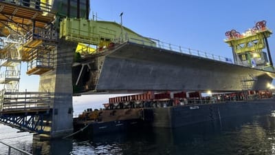 Det koster over fire milliarder kroner at bygge Storstr&oslash;msbroen, men st&aring;r det til hovedentrepren&oslash;ren Itinera, s&aring; skal prisen v&aelig;re to milliarder kroner st&oslash;rre. &Aring;rsagen er if&oslash;lge de italienske brobyggere, at Vejdirektoratet har &oslash;get kravene til materialer og &aelig;ndret s&aring; markant i designet, at det har skabt problemer, der l&oslash;ber op i milliardklassen.