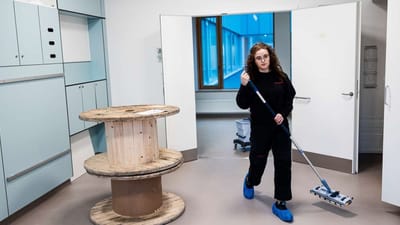 Byggefirmaet Jakon startede med at hyre tre ukrainske kvinder til at gøre rent på byggepladser. Nu forsøger firmaet at finde flere flygtninge fra krigen og vil lave en forretning ud af tilbyde rengøring af byggepladser - som her på Glostrup Hospital.
