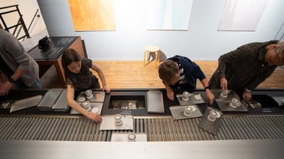 B&oslash;rn og unge kan pr&oslash;ve samleb&aring;ndsarbejde p&aring; Industrimuseum. Foto: Danmarks Industrimuseum