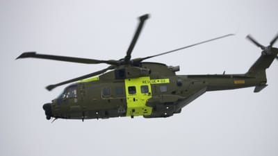 En redningshelikopter fløj to landbrugsmedarbejdere på tværs af Danmark til Rigshospitalet i København.