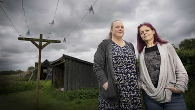 Anette Dahl Jensen (tv.) og Charlotte Bechmann blev underbetalt som fleksjobbere p&aring; Jewa Skive, der nu anklages for tomme l&oslash;fter om efterbetaling