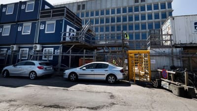 Bag skurvognene og de mange MT Højgaard-logoer gemmer sig et firma, der er ejet af Gencay Celik, en tyrkisk byggebagmand, som nu igen bliver forbundet til konkurser for millioner. Denne gang er der gæld for over seks millioner i et af hans andre selskaber.