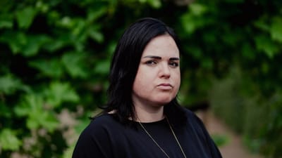 - Jeg f&oslash;lte, at jeg ikke blev taget seri&oslash;st, at min arbejdsskade skulle fejes ind under gulvt&aelig;ppet, og at ledelsen fors&oslash;gte at d&aelig;kke over ulykken, siger 38-&aring;rige Annette Pedersen om Arla-fejring af, at der skulle v&aelig;re g&aring;et 1.000 dage uden arbejdsskader p&aring; fynsk mejeri.  