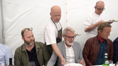 Hvert år uddeler foreningen Danske Madanmeldere priser for "Årets Ret" til landets bedste restauranter. Men står det til flere af anmelderne, skal restauranterne fremover også bedømmes på deres evner til at behandle de ansatte ordentligt. På billedet ses bl.a. Søren Frank, madanmelder for Berlingske (midten) og Martin Kongstad, madanmelder for Weekendavisen (th).