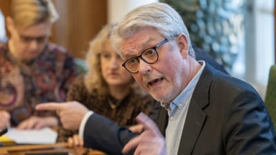 - Myndighederne skal sl&aring; h&aring;rdt ned p&aring; firmaer, som leger med de ansattes, andre arbejdere p&aring; stedet og muligvis naboers liv og helbred, siger SF&rsquo;s besk&aelig;ftigelsesordf&oslash;rer, Karsten H&oslash;nge.