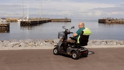 - Jeg har flere gange holdt helt ude p&aring; kajkanten p&aring; havnen i S&aelig;by p&aring; min invalidescooter og t&aelig;nkt: &ldquo;Nu k&oslash;rer jeg i&rdquo;. Jeg er fuldst&aelig;ndig f&aelig;rdig efter de mange &aring;rs kamp og ventetid og &oslash;nsker mig bare over p&aring; kirkeg&aring;rden, siger Erik Schack.
