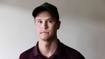 David Ingham dr&oslash;mmer om at bos&aelig;tte sig fast her i landet og stifte familie med sin danske k&aelig;reste. Chefen vil ogs&aring; gerne beholde ham, men de danske udl&aelig;ndingemyndigheder fors&oslash;ger at f&aring; ham smidt ud.