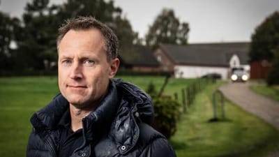 - N&aring;r vi kunne v&aelig;re s&aring; generet af stanken fra minkfarmen, selvom vi bor flere hundrede meter v&aelig;k, kan der vel ogs&aring; bl&aelig;se asbest herover, siger Benjamin Jensen, der her er fotograferet foran sin nabos tidligere minkfarm i H&oslash;rby ved Hobro. 