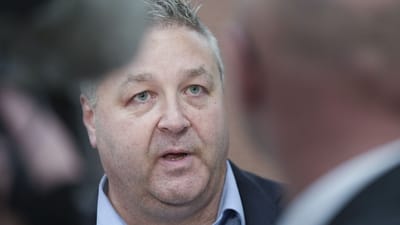 - N&aring;r ledigheden stiger, m&aring; f&oslash;rsteprioritet for alle v&aelig;re at sikre, at folk kommer i arbejde igen, mener 3F's forbundsformand Henning Overgaard. If&oslash;lge ny rapport g&aring;r mange nye job til udenlandske statsborgere.