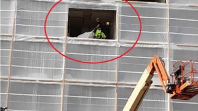 I 13,58 meters h&oslash;jde trak to arbejdere en big-bag med byggeaffald hen til en &aring;bning i facaden 29. september 2021 p&aring; en byggeplads i Odense. Arbejderne uden faldsikringsudstyr l&aelig;nede sig ud mod kanten, hvor der ikke var noget r&aelig;kv&aelig;rk. If&oslash;lge Arbejdstilsynet var arbejderne i "overh&aelig;ngende risiko for at falde ned" og dermed d&oslash; eller p&aring;drage sig en alvorlig skade.  