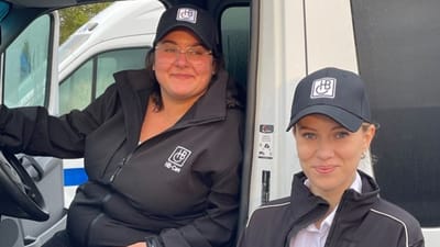 To glade, nyuddannede ukrainske chauffører: Anastasiia Baranchuk og Iryna Fesiuk.