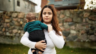 Naboerne melder om hovedpine, når vinder blæser fra den forgiftede byggeplads. Anahita Ali og hendes mand var særligt bekymrede for deres nyfødte baby. 