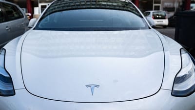 Pensiondanmark tager konsekvensen af Teslas konflikt med fagbev&aelig;gelsen i Norden - det bliver b&aring;de m&oslash;dt med ris og ros hos l&aelig;serne.  