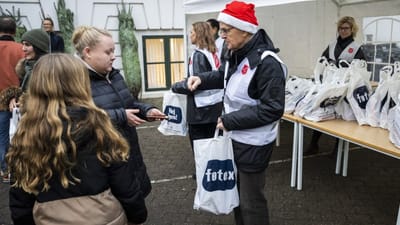 Hos Frelsens H&aelig;r ser de flere l&oslash;nmodtagere, der beder om julehj&aelig;lp, fordi pengene ikke r&aelig;kker p&aring; trods af job. Og det skaber debat blandt 3F'erne, som ikke er enige i, om julehj&aelig;lp skal g&aring; til mennesker i job eller ej.