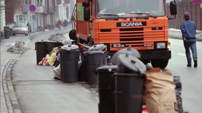 En skraldemand er på jobbet blevet tilbageholdt af vrede borgere, der ikke havde fået tømt skrald i en periode med meget sne og is. 