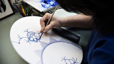 En af de få principielle sager om ligeløn her i landet handlede om, at de kvindelige porcelænsmalere hos Royal Copenhagen skulle have samme løn som deres mandlige kolleger.