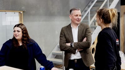 Her ses den ene af de tre indehavere Anders Harbo Thomsen med to af de kvindelige l&aelig;rlinge - h&oslash;jgravide Kathrine Sahl p&aring; 23 &aring;r til venstre og Melanie Brand til h&oslash;jre p&aring; 28 &aring;r.