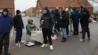 Omkring 30 skraldemænd i Hvidovre blokerer for skraldebilerne i protest mod mobning fra chefen.