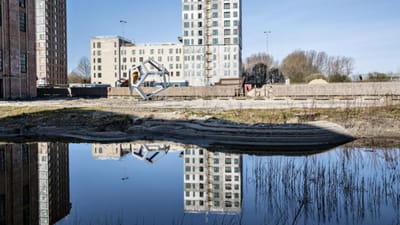 Det skaber problemer p&aring; byggepladserne, n&aring;r regnen st&aring;r ned i st&aelig;nger og grundvandet stiger.  