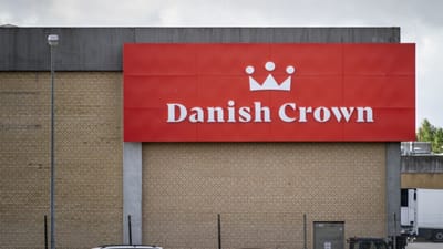 Tillidsrepræsentant for slagterimedarbejderne organiseret i NNF, René Christiansen, foran slagteriet i Ringsted igår, hvor Danish Crown meldte ud, at det ville lukke.
