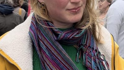 T&oslash;mrersvenden Jette J&oslash;rgensen var en af de mange demonstranter, der var m&oslash;dt op i regnvejret foran Arbejdermuseet. Foto: Lasse Engelbret-Pedersen