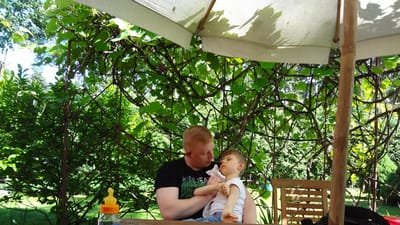 Robertas Masiliunas med sin handicappede dreng Denas. Som 37-&aring;rig omkom Robertas Masiliunas i en d&oslash;dsulykke p&aring; jobbet.