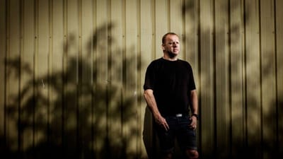 S&oslash;ren Streb&oslash;l Larsen kom ud for en s&aring; voldsom ulykke p&aring; sit job, at han er heldig at v&aelig;re i live i dag. 