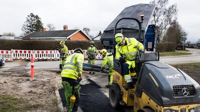 Asfaltarbejdere i gang med job