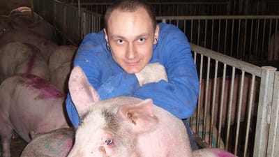 25-&aring;rige Mykola Balitskiy blev truet med at blive smidt i gylletanken, mens han arbejdede for br&oslash;drene Bob og Paw Pinstrup S&oslash;rensen.