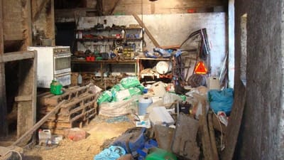 To ukrainske m&aelig;nd blev snydt p&aring; vestjysk g&aring;rd. Her er billede fra udhus, hvor r&aring;m&aelig;lk til dyrene blev varmet p&aring; komfuret. 