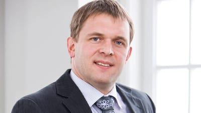 N&aelig;stformanden for erhvervsorganisationen Landbrug & F&oslash;devarer, Asger Krogsgaard, har via sit firma netop betalt 100.000 kroner, fordi han afl&oslash;nnede slovensk svinepasser for lavt.