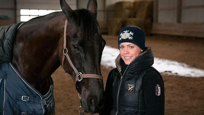 - Hans J&oslash;rgen sagde, at min startl&oslash;n var 6.000 kroner, og at man ville stige senere. Men senere skulle man g&oslash;re sig fortjent til det ved at arbejde mere eller g&oslash;re andre ting for ham, siger Stephanie Normann Andersen om sin elevtid ved hestecenteret H