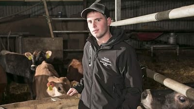 Den 19-&aring;rige landbrugselev Simon Rasmussen blev hyret af en landmand, selv om arbejdsgiveren havde f&aring;et frataget sin godkendelse til at uddanne elever.