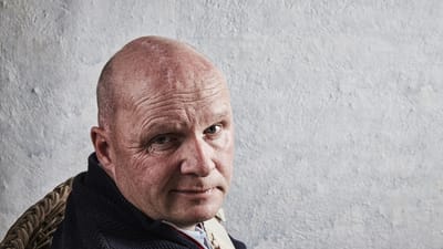 Falckredder Erik Schack sv&aelig;vede mellem liv og d&oslash;d i koma i 19 dage med familien.Han fik flere blodpropper i hjernen, og l&aelig;gerne m&aring;tte save det halve af hans hjerneskal af p&aring; grund af et livstruende overtryk. 