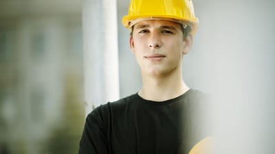 12.000 unge st&aring;r uden praktikplads, og antallet af l&aelig;repladser i virksomhederne er det laveste siden 2010. Hos Arkil A/S g&aring;r man den modsatte vej: Ti procent af de ansatte er l&aelig;rlinge.