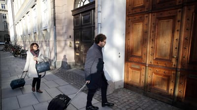 Administrerende direktør Domenico Rizzo og en kvindelig ansat i Solesi ankommer til et retsmøde i Arbejdsretten. Nu er der faldet dom, og italienerne skal bøde 14 millioner kroner.