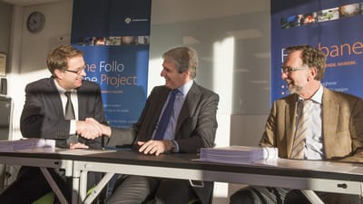 Formanden for det gældsplagede entreprenørfirma Condotte trykker hånd med bygherrer på norsk milliardprojekt.