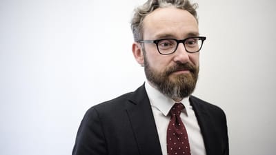 Transportminister Ole Birk Olesen (LA) mener, at reglerne forhindrer staten i at v&aelig;lge et andet konsortium end skandaleramte italienere til at bygge Storstr&oslash;msbroen til 2,1 milliarder kroner. 