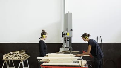 M&oslash;belsnedkeruddannelsen er igen blevet popul&aelig;r, men halter efter med praktikpladserne. Her er elever i skolepraktik som snedkerne og m&oslash;belsnedkere p&aring; en afdeling af K&oslash;benhavns Tekniske Skole i Herlev.