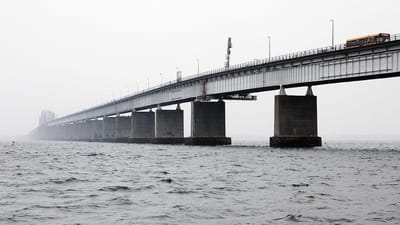 Storstr&oslash;msbroen kan ende med at blive b&aring;de dyrere, d&aring;rligere i kvalitet og senere f&aelig;rdig end Vejdirektoratet h&aring;ber, vurderer viceadm. direkt&oslash;r i Per Aarsleff A/S, Lars M. Carlsen. Han f&aring;r st&oslash;tte fra Dansk Byggeri.
