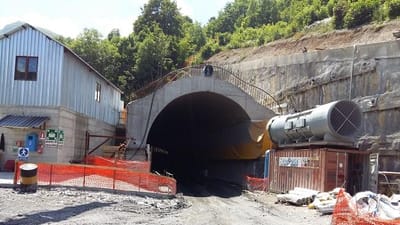 Et skandaleramt tunnelbyggeri i alperne er det nyeste problem for Storstr&oslash;msbroen.